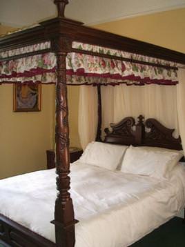 Four poster room