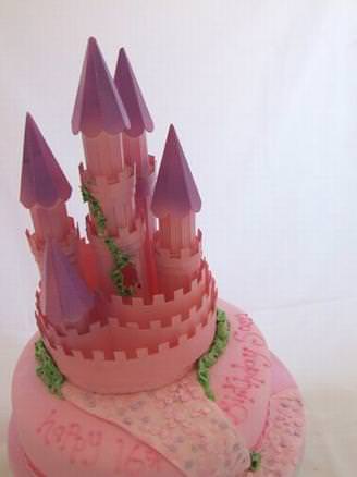 Fantasy Castle cake, ideal for any occasion.