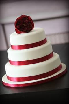 3 tier classic wedding cake