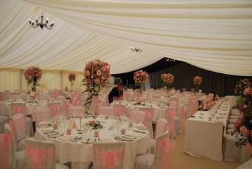 Pretty wedding interior for 150 guests
