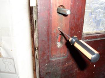 Non destructive door opening