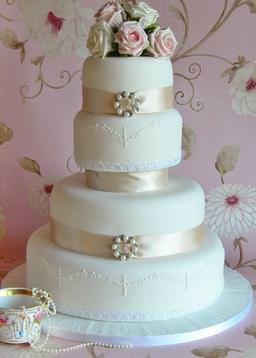 Traditional wedding cake - Satin & Lace