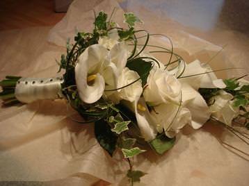 white bridal bouquet