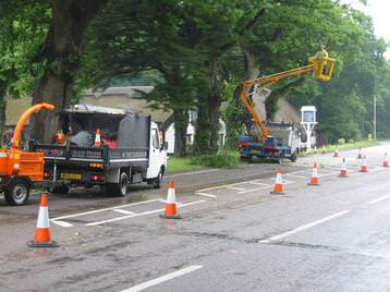Traffic light job on busy road with a mewp